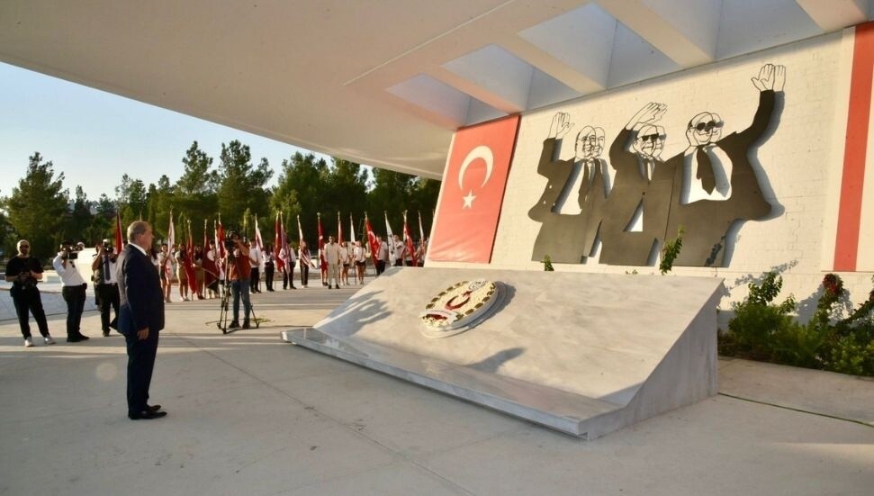 20 Temmuz’un 51’inci yıl dönümünde Rauf Raif Denktaş’ın anıt mezarında tören düzenlendi