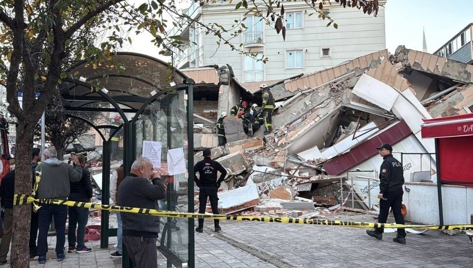 Türkiye’nin Kocaeli ilinde 7 katlı bina çöktü: 4 kişi cansız 1 kişi sağ olarak çıkarıldı