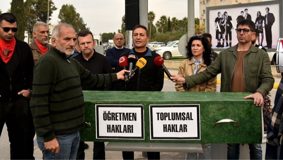 KTOEÖS, Başbakanlık önünde eğitimdeki ihmalleri protesto etti: Öğretmenleri susturmak, gerçeği susturmaktır