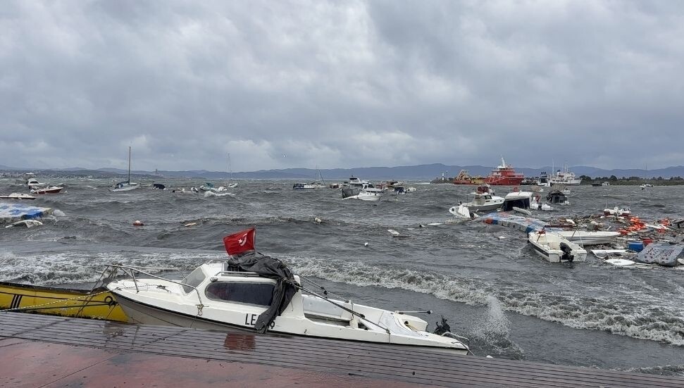 İstanbul ve İzmir'de fırtına: Deniz seferleri iptal edildi