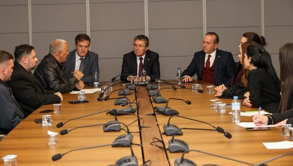 Geçici öğretmenler siyasi partileri ziyaret ederek belirsizlik konusunda  çözüm talep etti