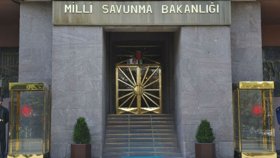 Geçitkale’de Türk bayrağıyla paraşüt atlayışı: Türkiye rekoru kırıldı