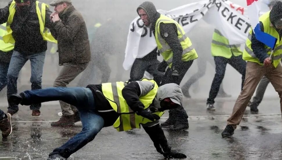 Fransa'da, 2018 yılında sarı yeleklilere polis şiddeti uygulandığı görüntüler yayımlandı