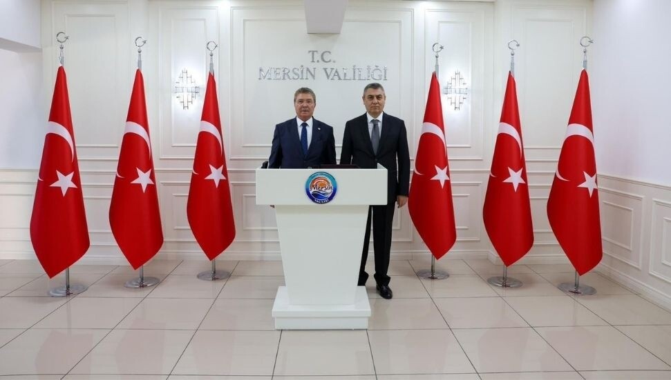 Başbakan Üstel Mersin Valisi Atilla Toros'u ziyaret etti, Şeref Defteri'ni imzaladı