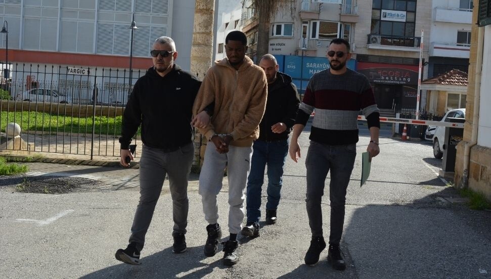 Üzerinde ve evinde 145 gram uyuşturucu ve tonla para bulunan zanlı 3 gün tutuklu