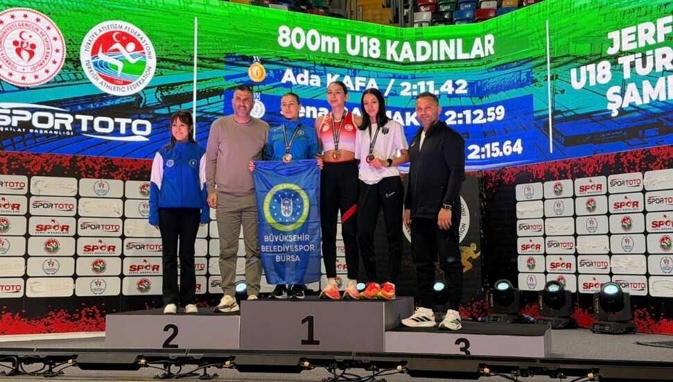 Genç atlet Ada Kafa'dan büyük bir başarı daha! 800 metrede U-18 Türkiye şampiyonu