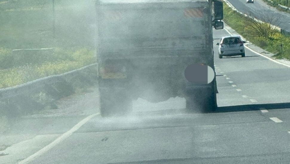 Kamyonun taşıdığı kumların yola saçılmıştı, sürücüye 151 Bin TL ceza