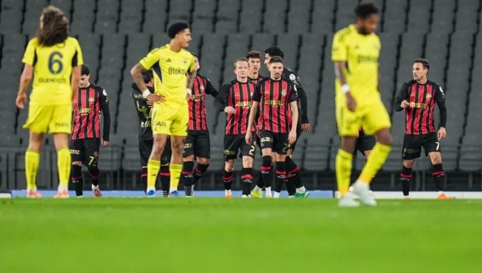 Fenerbahçe Süper Lig’de ilk yenilgisini aldı