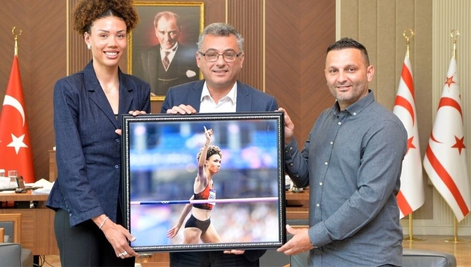 Tufan Erhürman, Atletizm Federasyonu heyeti ile milli atlet Savaşkan’ı kabul etti