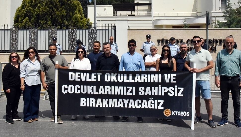 KTOEÖS’ten Büyükelçilik önüne siyah çelenk: Yargı süreci şeffaf yürütülmeli