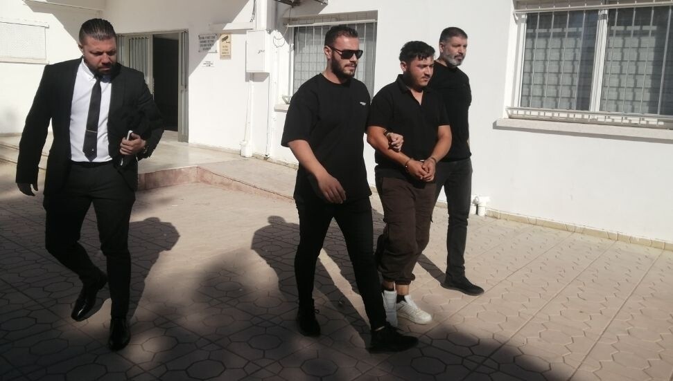 Rum polis aracına çarparak Kuzey'e geçtiği iddia edildi: "Köpeğimi gezdiriyordum"