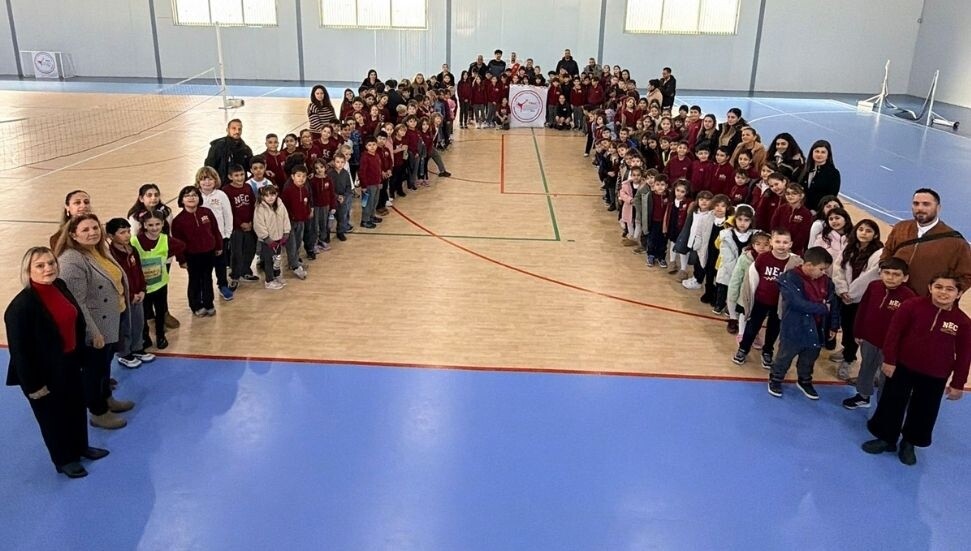 Futbol tenisi çocuklara tanıtıldı: Yeniboğaziçi'nde gösteri maçı düzenlendi