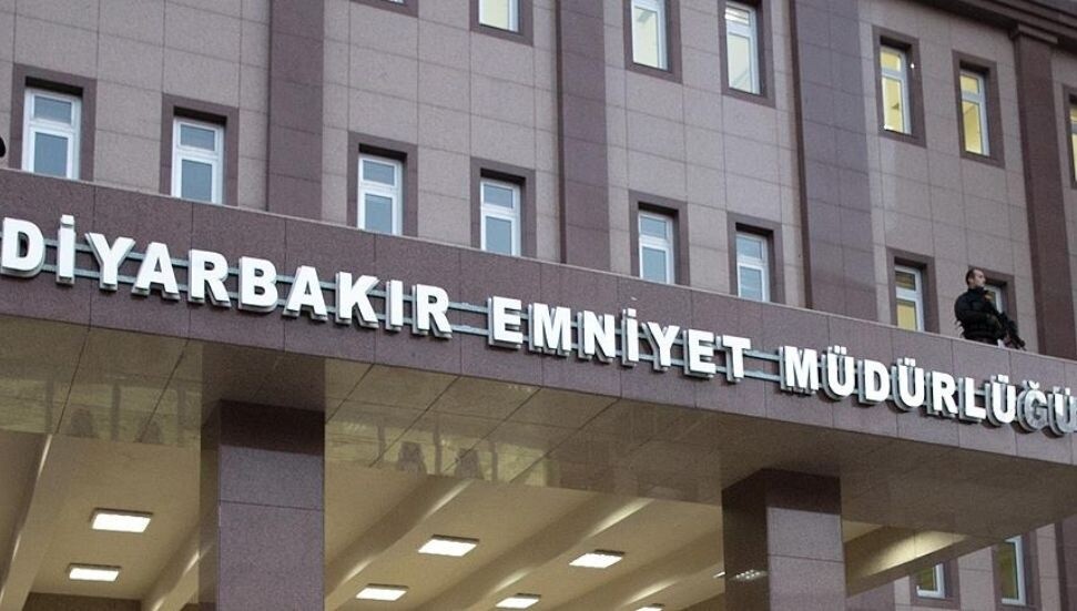 Diyarbakır Emniyet Müdürlüğü önüne el yapımı patlayıcı atıldı: İki şüpheli aranıyor