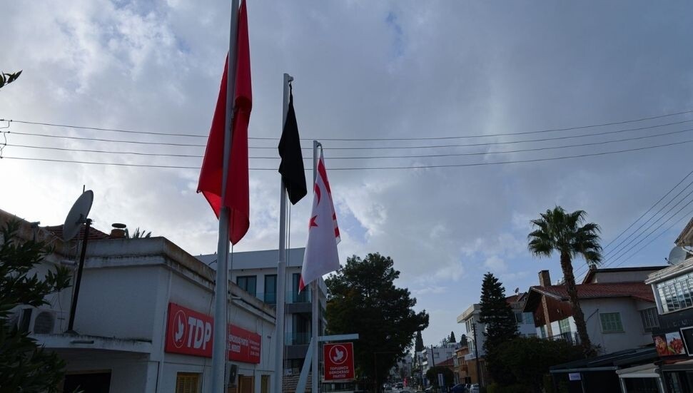 TDP de Tabipler Birliği’ne destek için gönderine siyah bayrak çekti: Bu anlayışa boyun eğmeyeceğiz