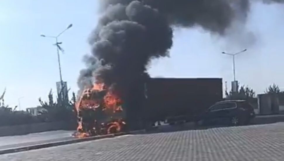 Değirmenlik’te seyir halindeki TIR alev aldı: Sürücü yaralanmadan kurtuldu