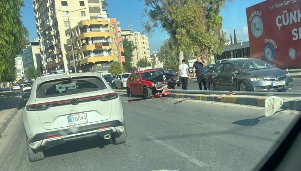Lefkoşa Ortaköy’de araç refüje çıkarak aydınlatma direğine çarptı