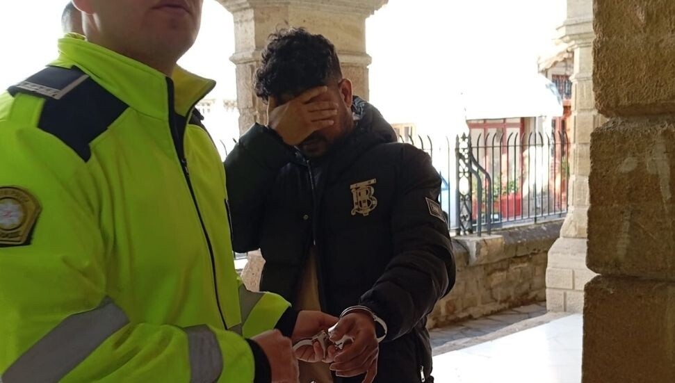 774 gündür ülkede izinsiz ikamet eden zanlı 8 gün  daha tutuklu kalacak