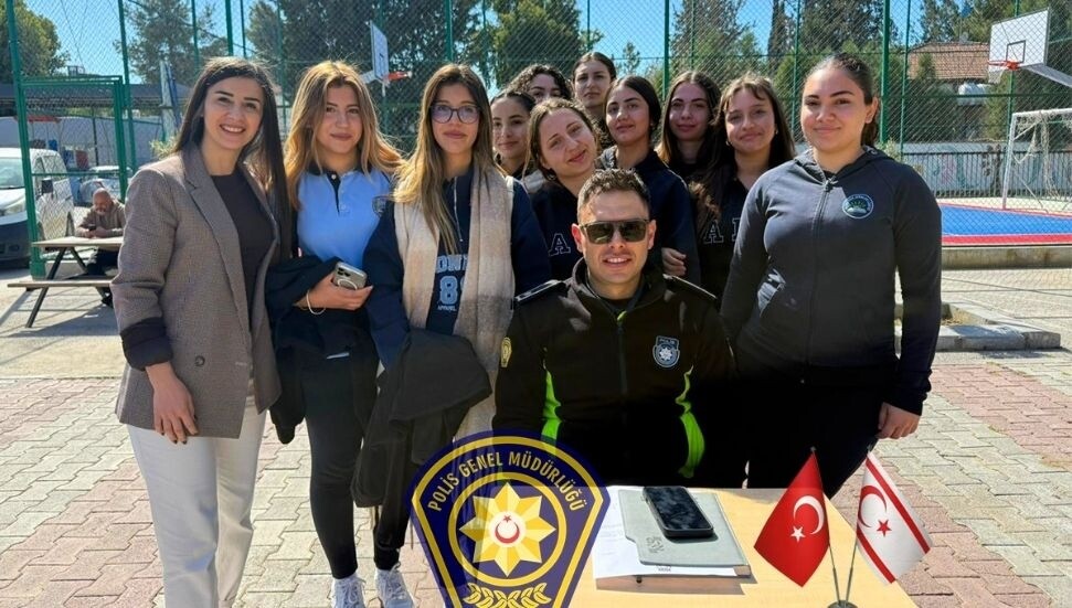 Polis kariyer günlerinde öğrencilerle buluştu