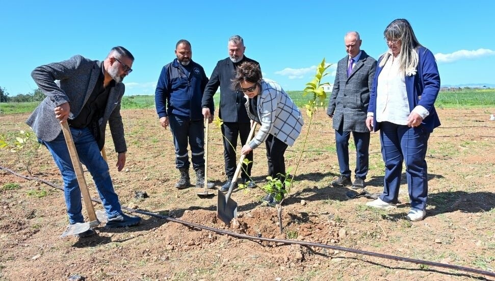 Zerrin Üstel, “Toprağa hayat, geleceğe nefes oluyoruz” fidan dikim etkinliğine katıldı