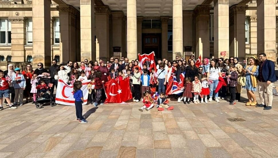 Birmingham Belediye Meclisi, 23 Nisan vesilesiyle Türk ve Kıbrıslı Türk çocukları ağırladı