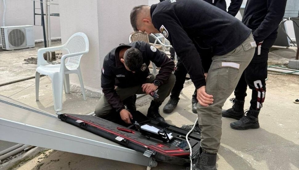 Lefkoşa’da bir apartman boşluğunda mahsur kalan minik kedi kurtarıldı