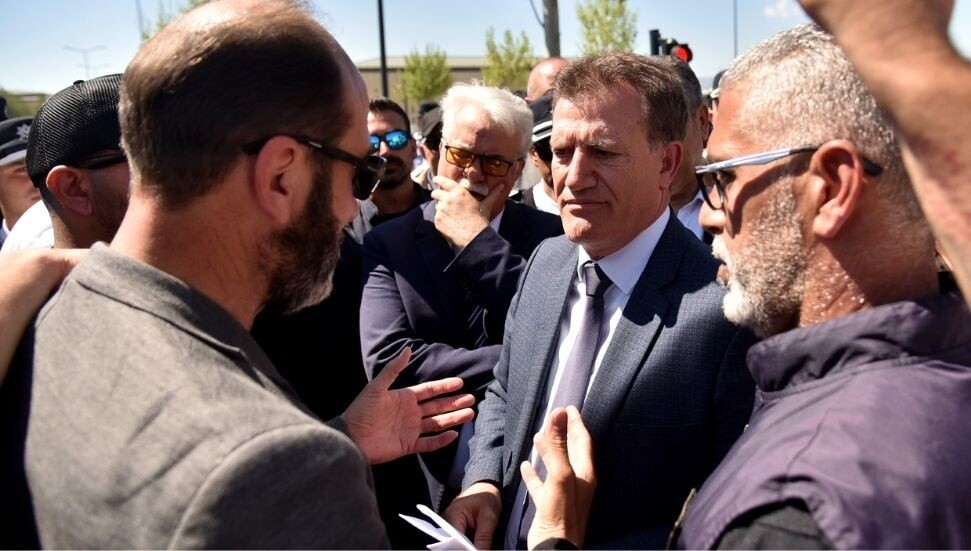 Arıklı, eylem alanında taksicilerle görüştü: Başbakan'ın adım atması halinde "1 hafta içerisinde çözüm" sözü