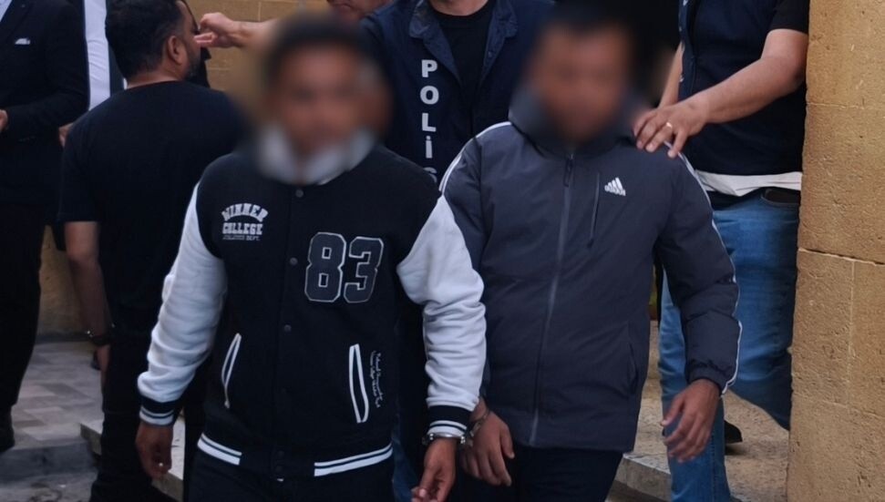 Sahte Bangladeş ehliyeti kullanarak 20 kişiye KKTC ehliyeti çıkarmakla itham edilen zanlılar 3 gün tutuklu
