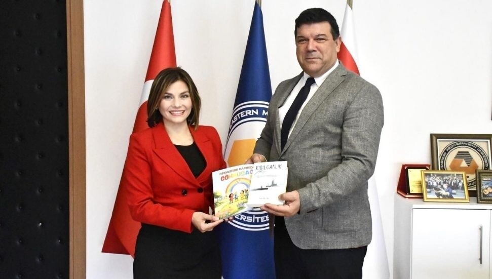 DAÜ mezunu Fatma Sarı, yazar kimliğiyle kampüsüne döndü