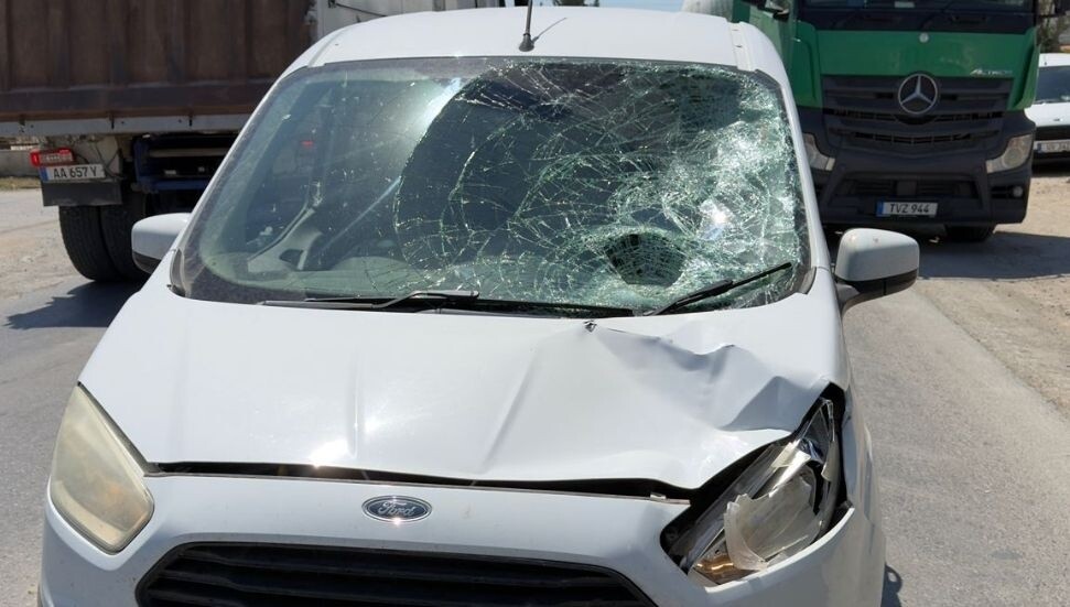 Çatalköy'de bir araç yayaya çarptı: Olay yerine ambulans sevk edilirken, polis soruşturma başlattı