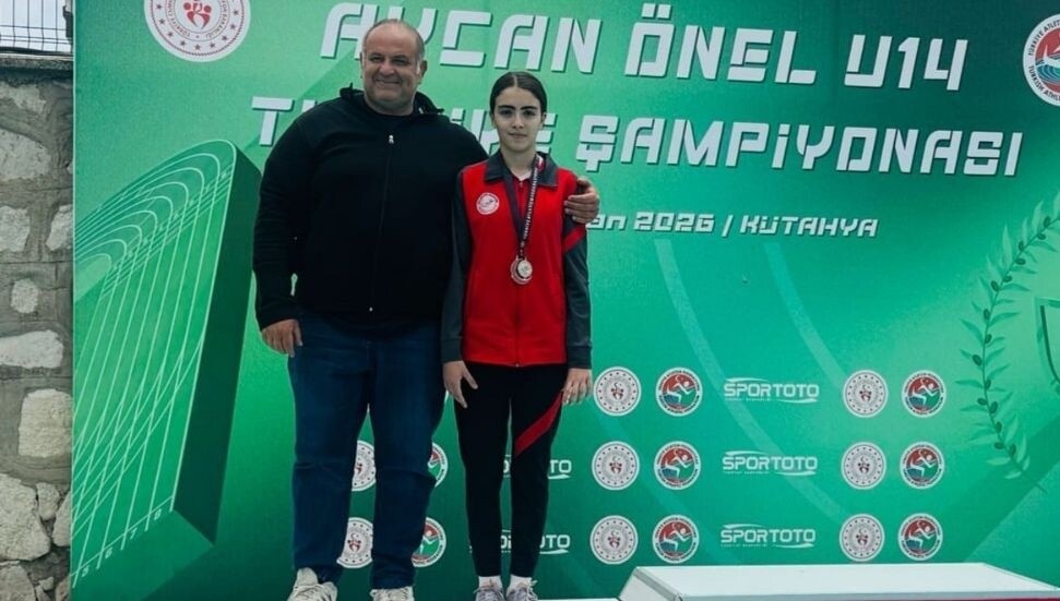 Aycan Önel U14 Türkiye Şampiyonası’nda  genç milli atlet Azade Osmanoğlu Türkiye ikincisi oldu