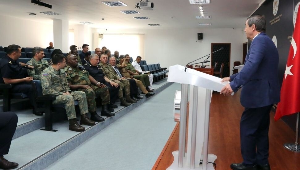 Ertuğruloğlu, ülkede bulunan 8 ülkeden askeri ataşeleri kabul etti: Kıbrıs konusu aktarıldı