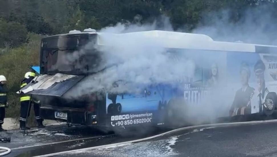Lefkoşa-Girne ana yolunda otobüs yangını: Motor kısmı yandı