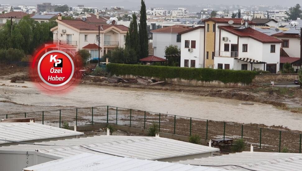 “Bakan ‘Eğitim devam’ dedi, okul bahçeleri ve konteyner sınıflar suların içinde kaldı