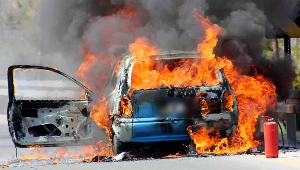 Çayırova’da park halindeki bir araç kundaklandı