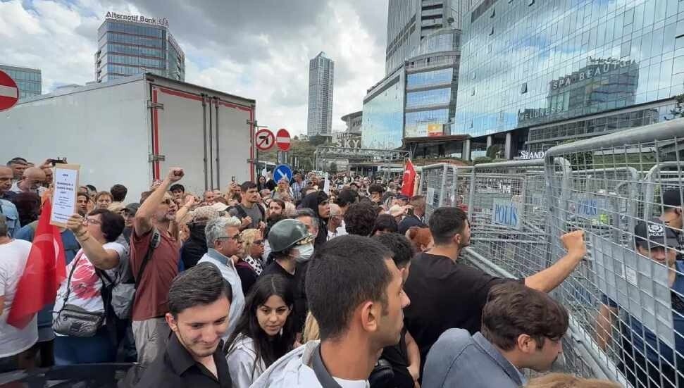 Tension as CHP Confronts Interim Istanbul Chair’s Arrival