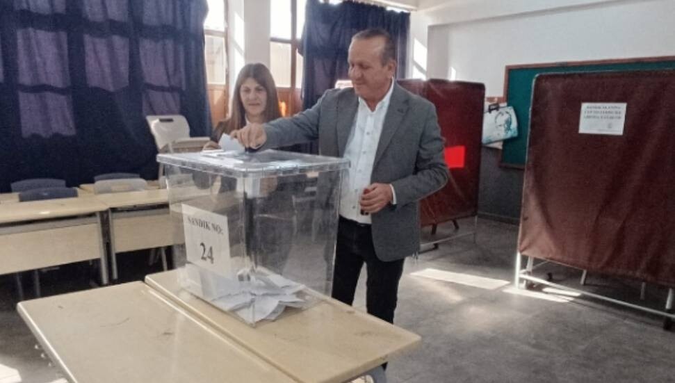 Başbakan Yardımcısı ve DP Genel Başkanı Fikri Ataoğlu oyunu kullandı