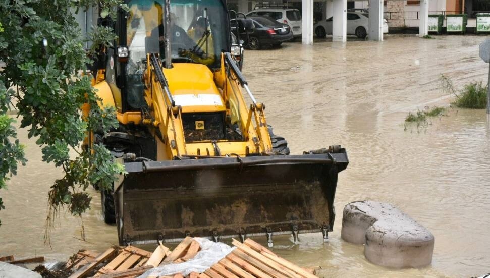 Güzelyurt - Lefkoşa ana yolunda su baskını nedeniyle bazı güzergâhlar trafiğe kapatıldı