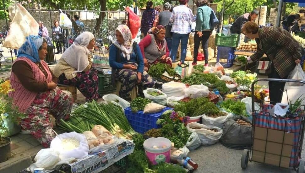 Dünyanın en büyük açık hava pazarı kuruldu: İğne atılsa yere düşmüyor!