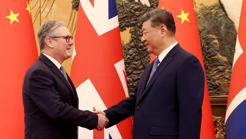 İngiltere Başbakanı Starmer, Çin lideri Şi'ye Arsenal-Manchester United maçının topunu hediye etti