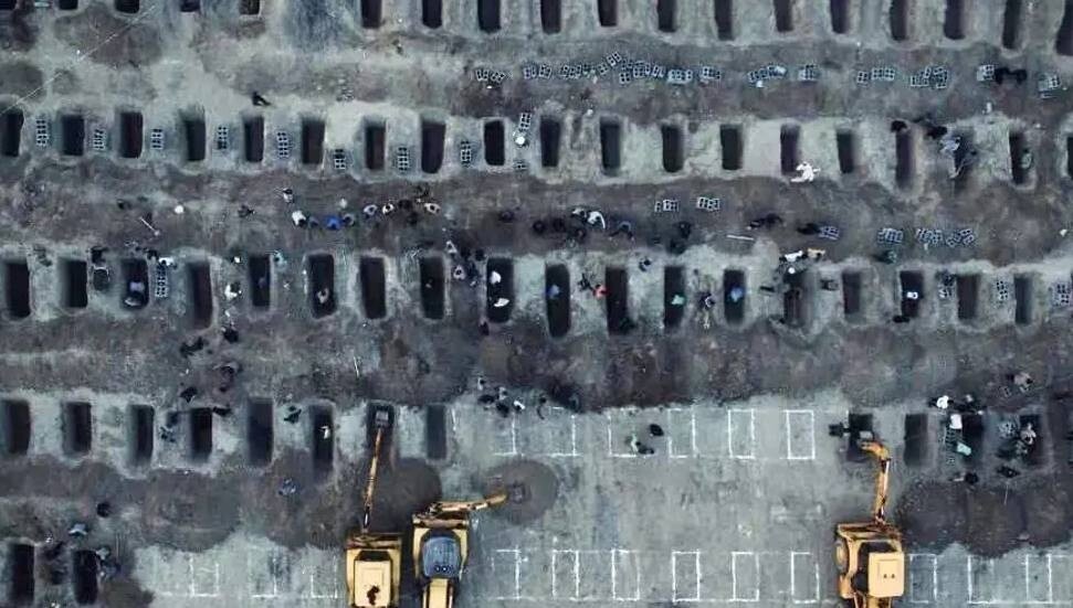 İsrail'in okul saldırısında ölen 160'tan fazla çocuk yan yana defnedilecek