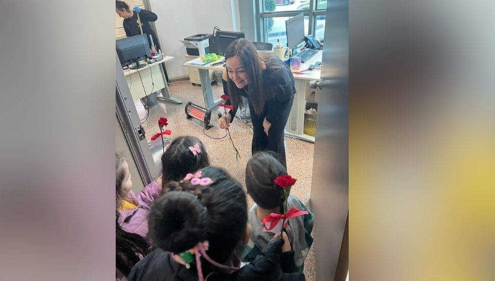 Little Astronaut Preschool öğrencileri, LTB'de çalışan kadınlara çiçek dağıttı