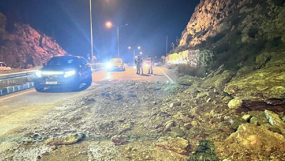 Sürücülerin dikkatine!: Lefkoşa-Girne Anayolu’nda yola kaya parçaları düştü