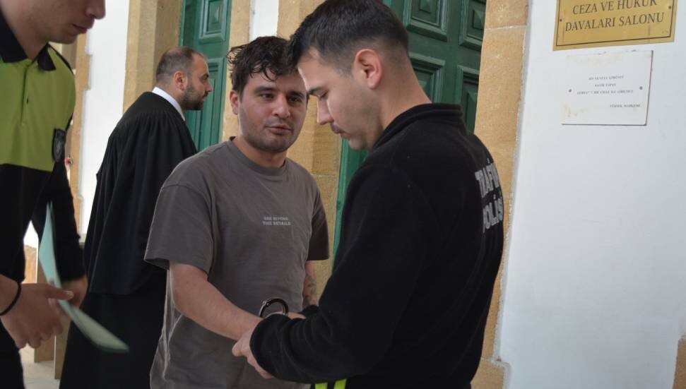 Uçağa sarhoş bindi, polislere küfür etti: Aldığım içkileri uçağa sokamayacağımı öğrenince hepsini içtim