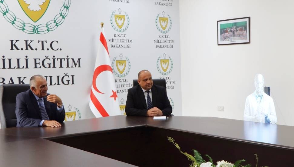 Çavuşoğlu, YDÜ heyeti ile birlikte yapay zeka tabanlı akademisyeni kabul etti