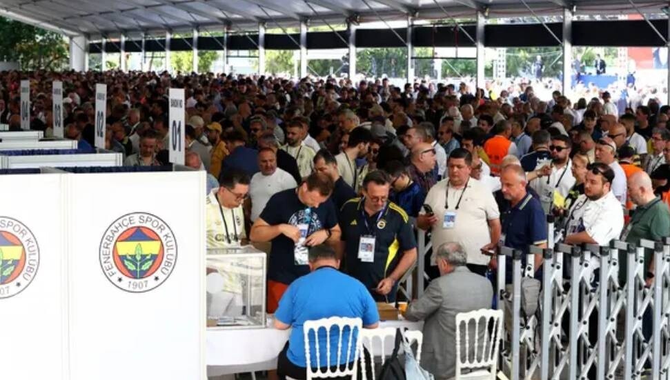 Fenerbahçe'de seçim günü: Tarihi kongrede yeni başkan belli oluyor