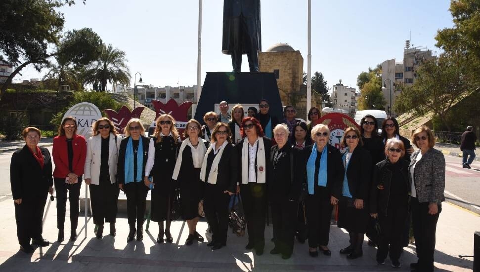 Kadın örgütleri Atatürk Anıtı'na ve Zübeyde Hanım büstüne çelenk koydu