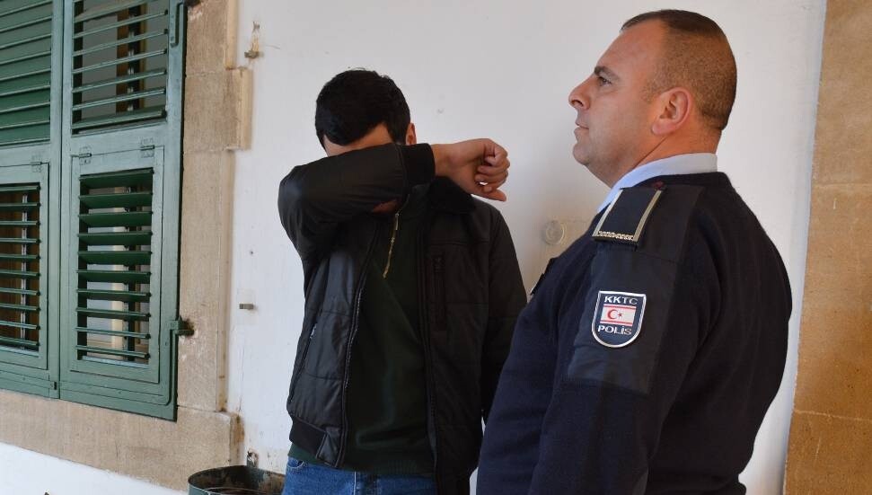 Gönyeli’de hırsızlık: Yatak odasının penceresinden girdi, çelik kasadaki her şeyi çaldı