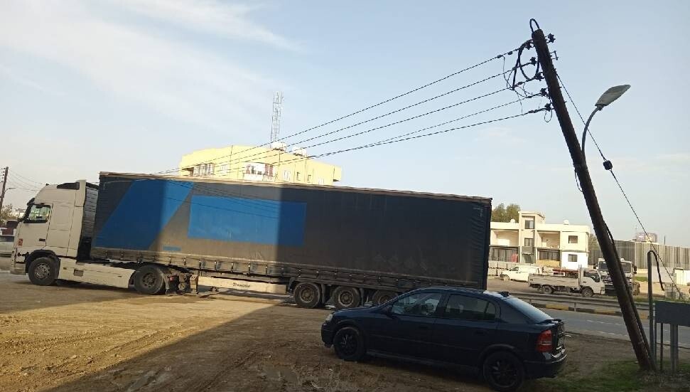 Trafik kazası nedeniyle Hamitköy'de elektrik kesintisi: Arızanın giderilmesi için çalışmalar sürüyor