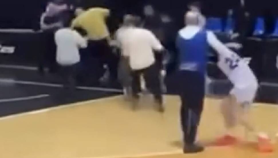 İtalya'daki Avrupa Gençler Basketbol Ligi müsabakasında bir veli, Türk oyuncuya saldırdı