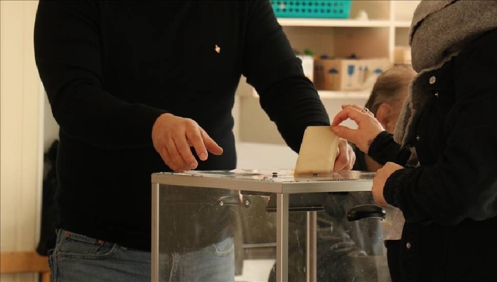 Fransa'da yerel seçimlerin ikinci turunda oy verme işlemi başladı